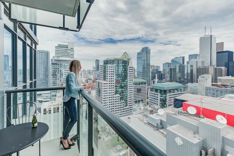Noel Suites - John And Front St West