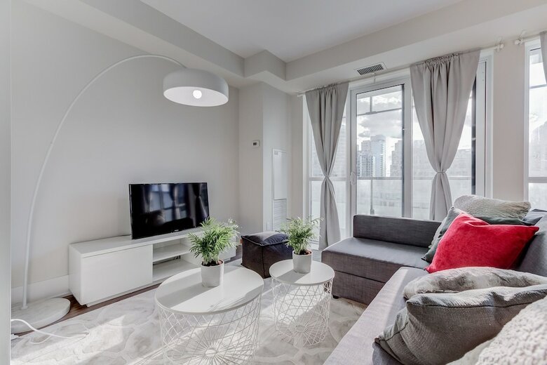 Noel Suites - John And Front St West