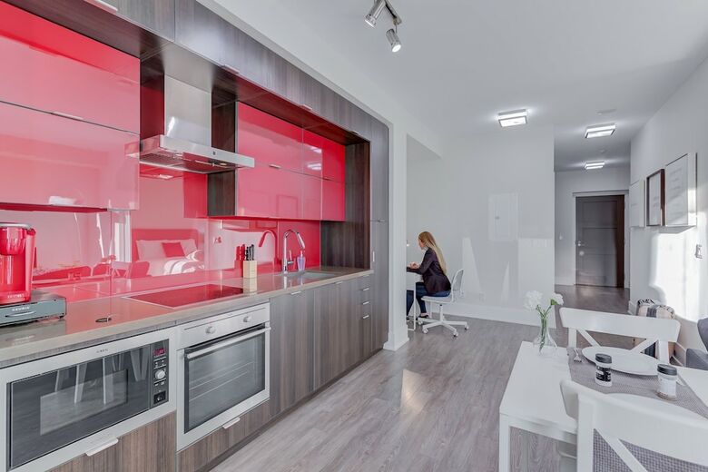 Noel Suites - John And Front St West