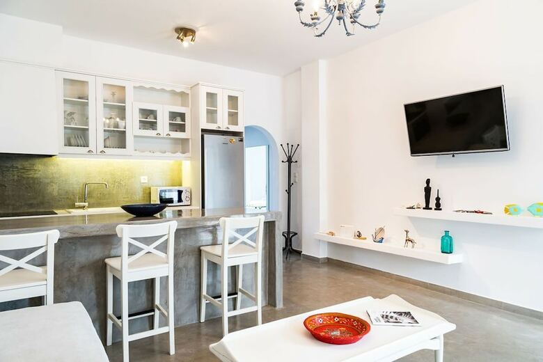 Anna's And Argy's Apartments