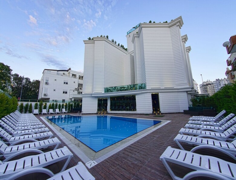 S White Hotel