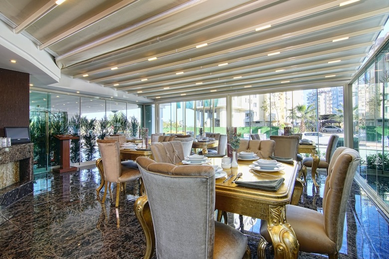 S White Hotel