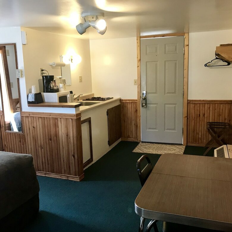 Tenderfoot Cabins & Motel