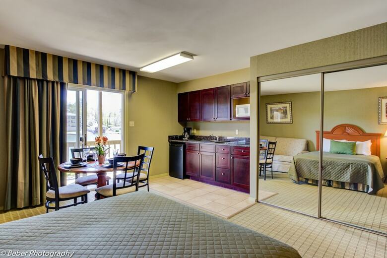 Hotel Long Island Lake Resort
