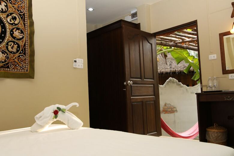 Hotel Lanta Castaway Beach Resort