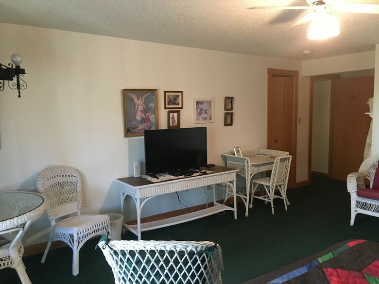 Doll's Lakeside Bed & Breakfast