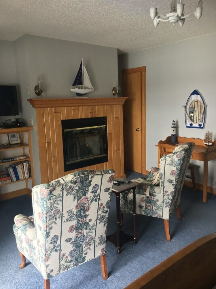 Doll's Lakeside Bed & Breakfast