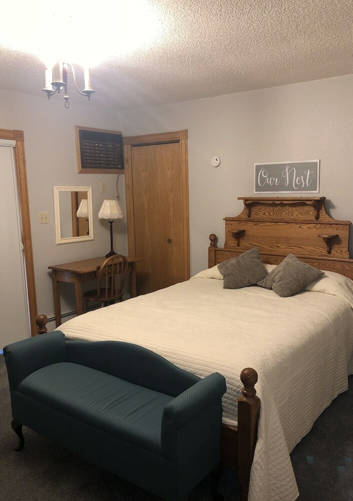 Doll's Lakeside Bed & Breakfast