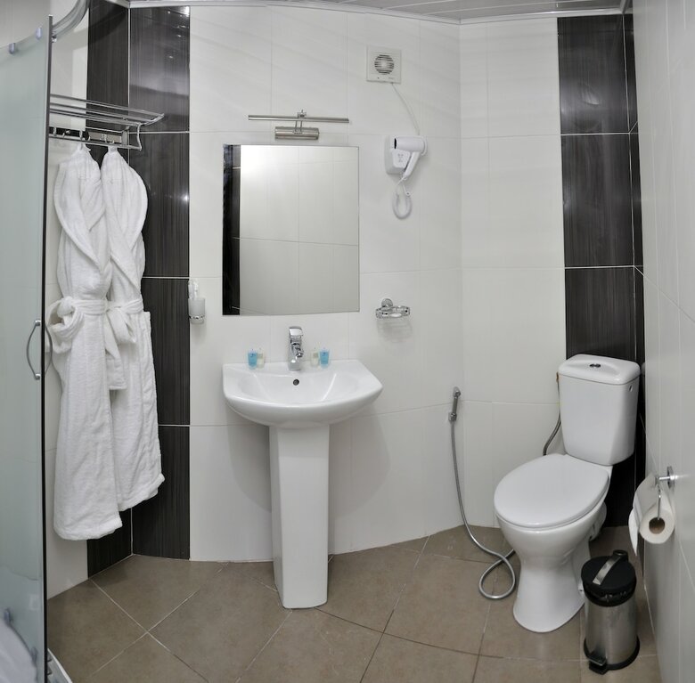 L Plaza Hotel
