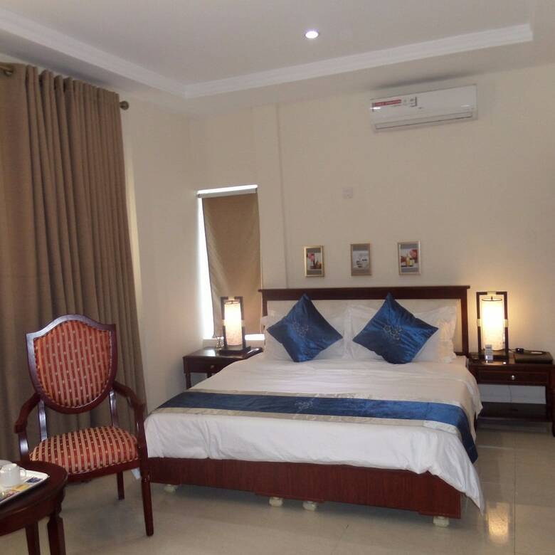 Rightgate Hotel & Suites
