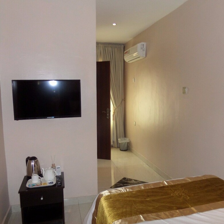Rightgate Hotel & Suites