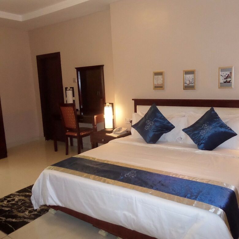 Rightgate Hotel & Suites