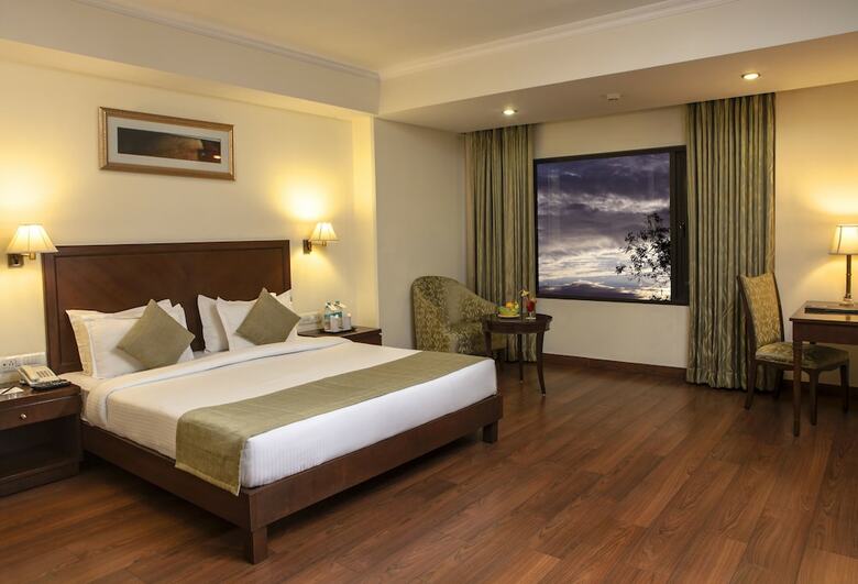 Hotel Le Lac Sarovar Portico