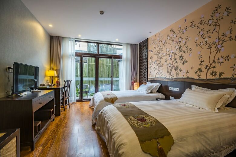 Hostal Graceland Garden Court Hotel