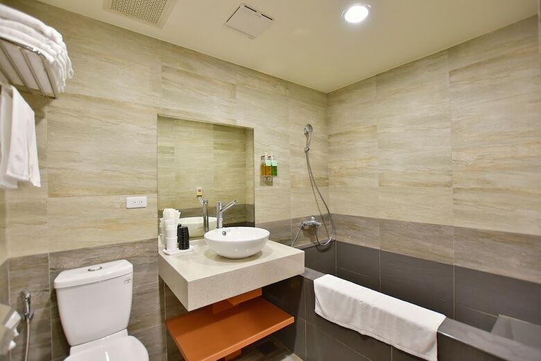 Ruocing Hot Spring Hotel