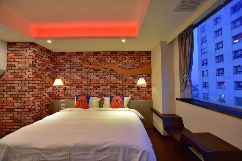 Ruocing Hot Spring Hotel