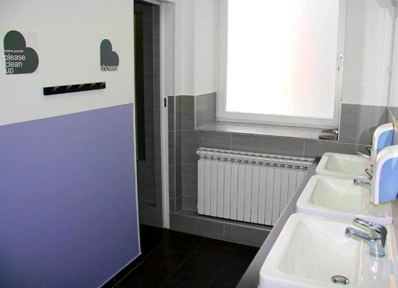 Hostal Whole Wide World Hostel & Bar