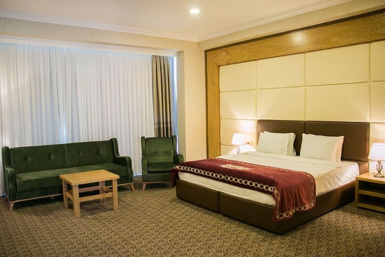 Rich Hotel