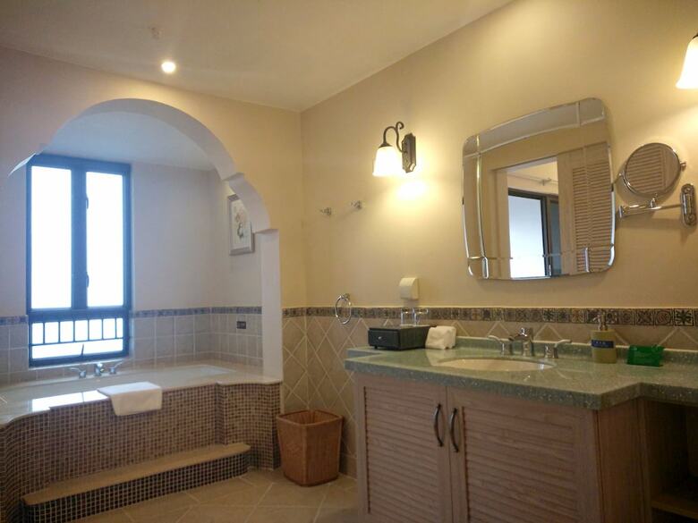 Twin Moon Bay Wehouse Hotel