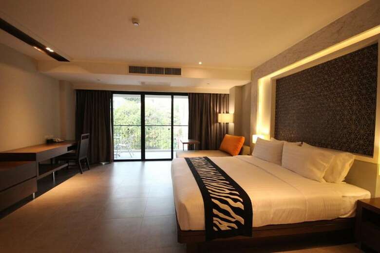 Season Five Hotel