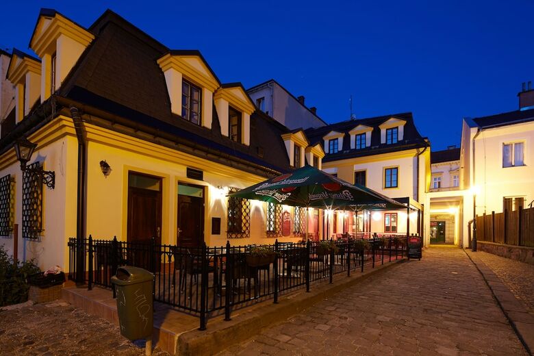 Nelly Kelly's Hotel