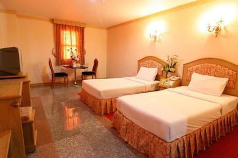 13 Coins Ngamwongwan Hotel
