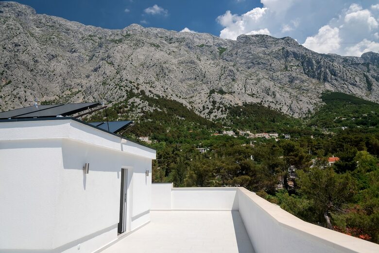 Sunny Sky Apartments Beneath Biokovo