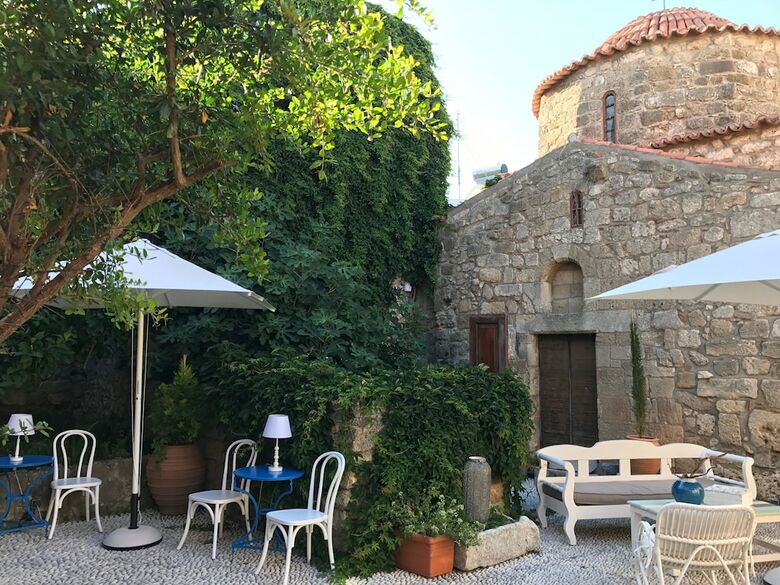 Saint Artemios Hotel And Oriental Suites