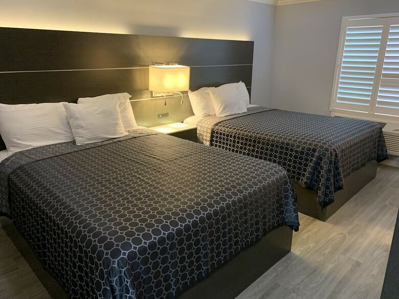 Hotel Mirage Inn And Suites