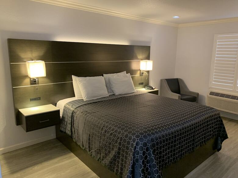 Hotel Mirage Inn And Suites
