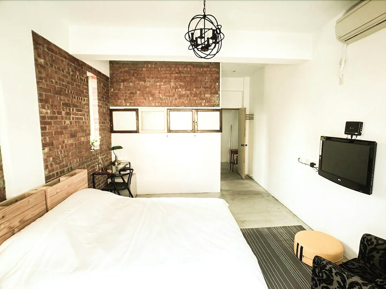 Hotel 9-1 House
