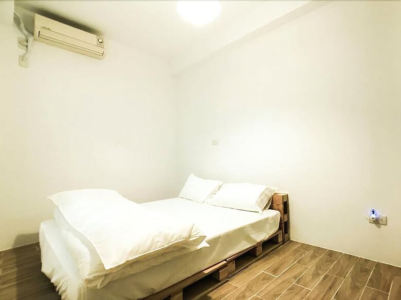 Hotel 9-1 House