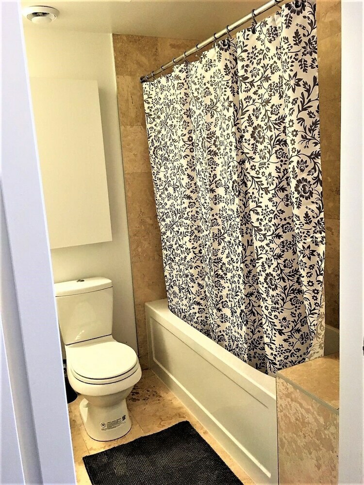 Lavish Suites - Luxury One Bedroom Condo
