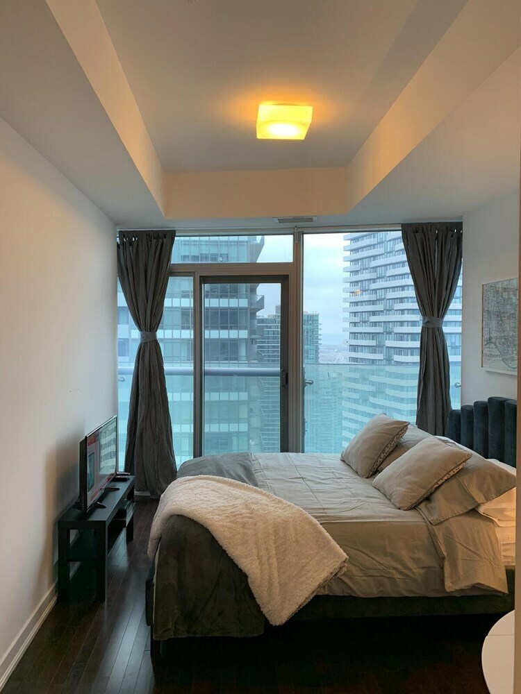 Lavish Suites - Luxury One Bedroom Condo