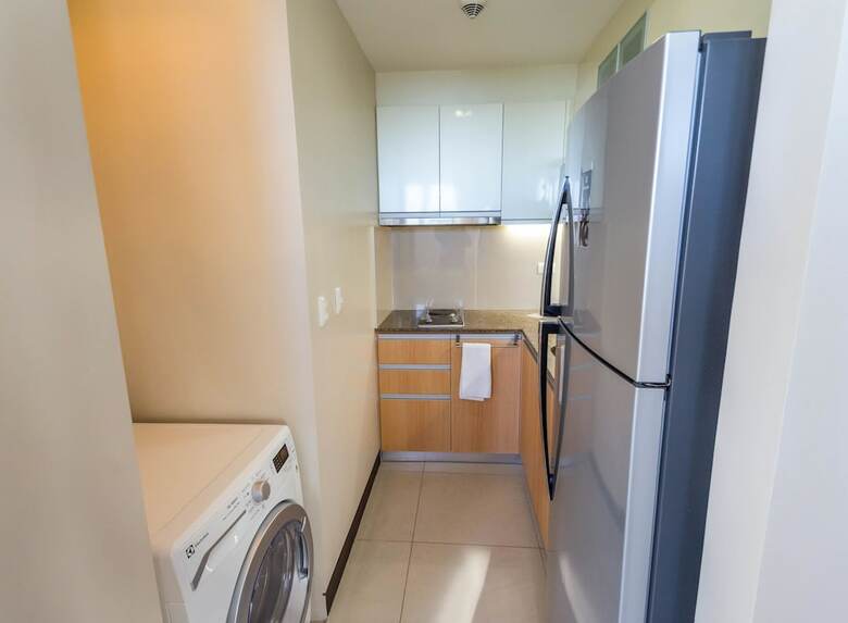 Aparthotel Csuites At 8 Newtown Residences