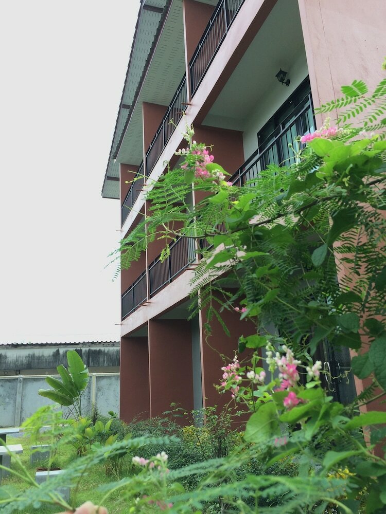 Hotel Montra Nakhon Guesthouse