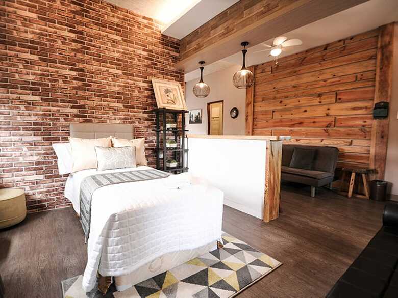 Hotel Pine Breeze Cottages