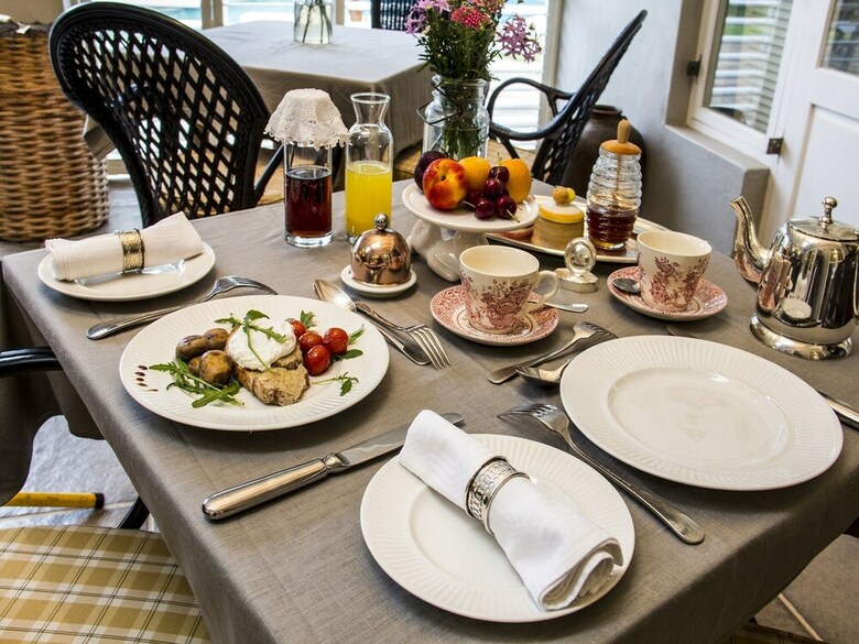 Bed & Breakfast Maison - H Guest House