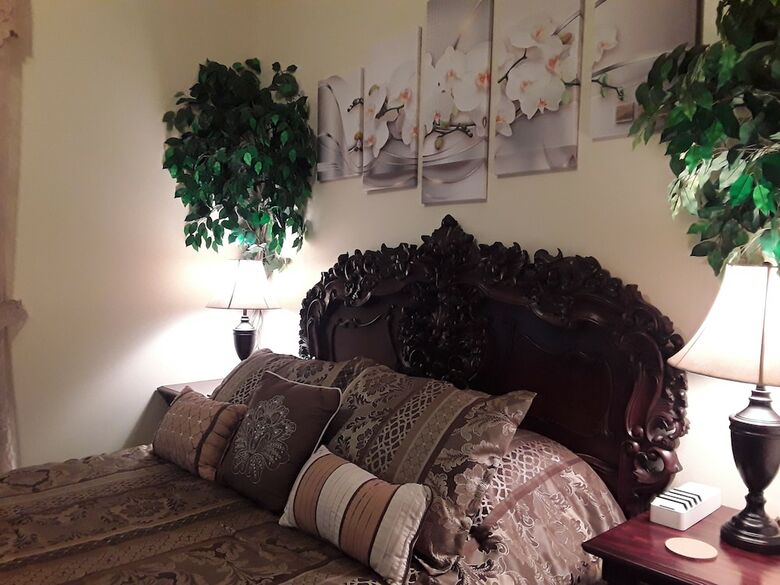 Lions Gate Manor Bed And Breakfast