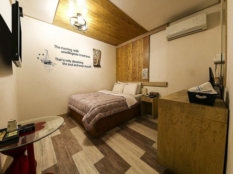 Fox Avenue Hotel