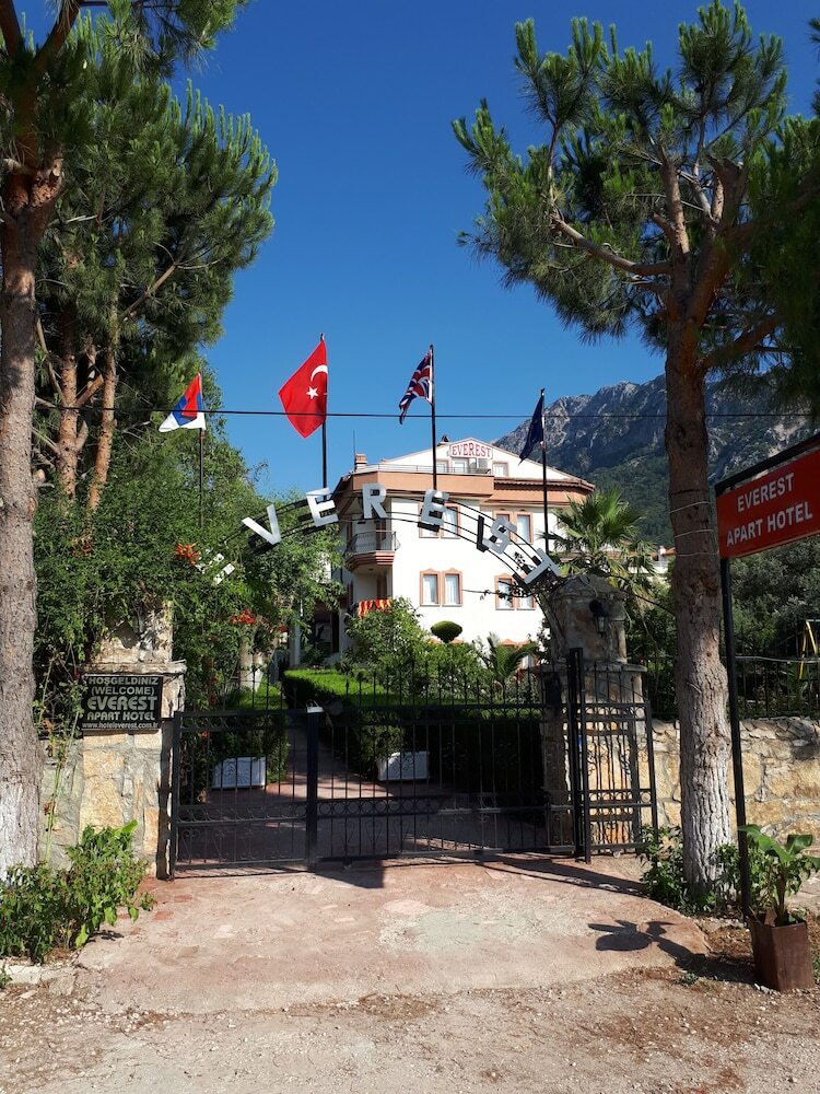 Everest Apart Hotel