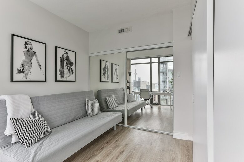 Bright Sub-penthouse On Bay St