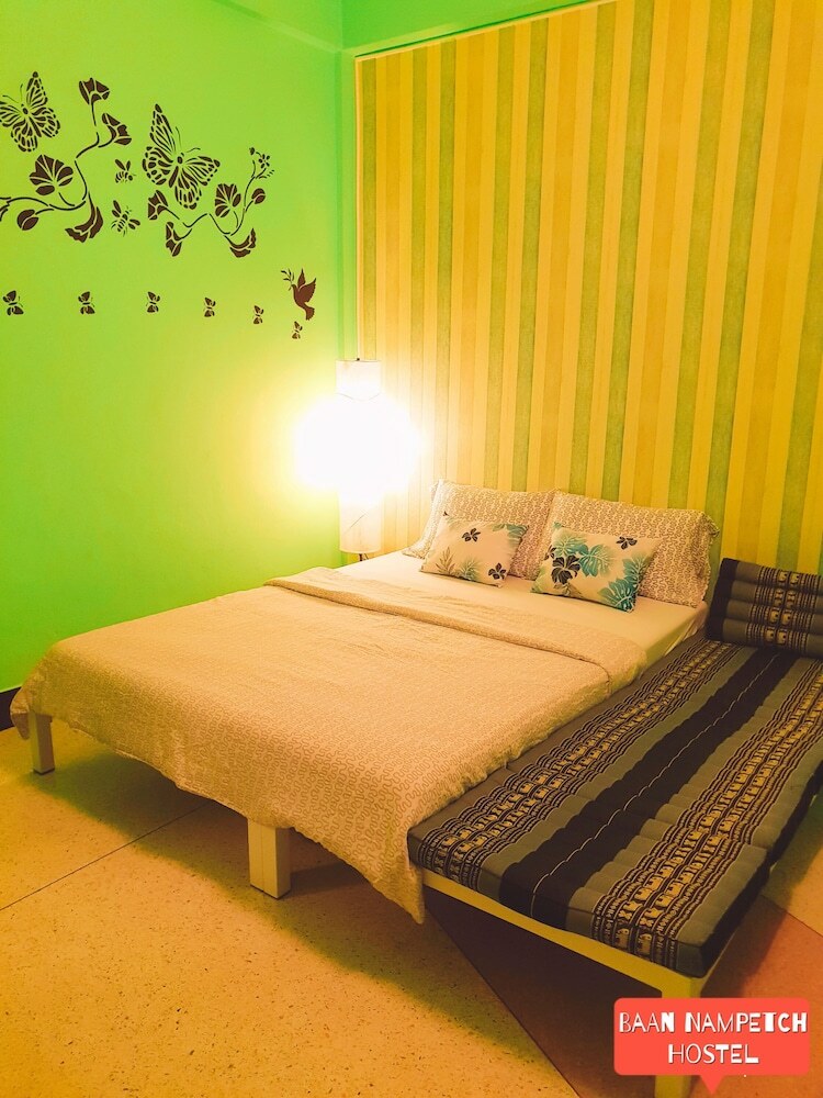 Hostal Baan Nampetch Hostel