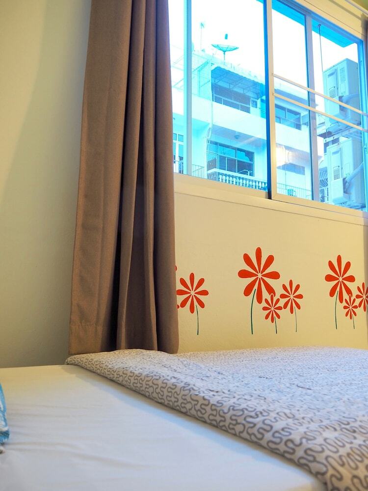 Hostal Baan Nampetch Hostel