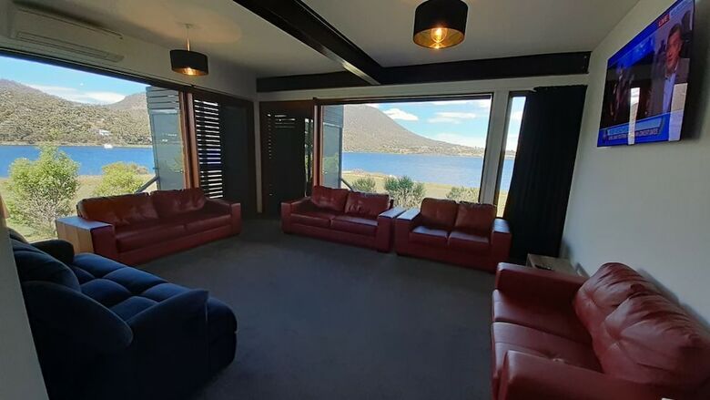 Amazing Unique Five-star Waterfront Retreat