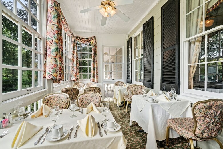 Hotel The Waterfront Historic Kent Manor Inn