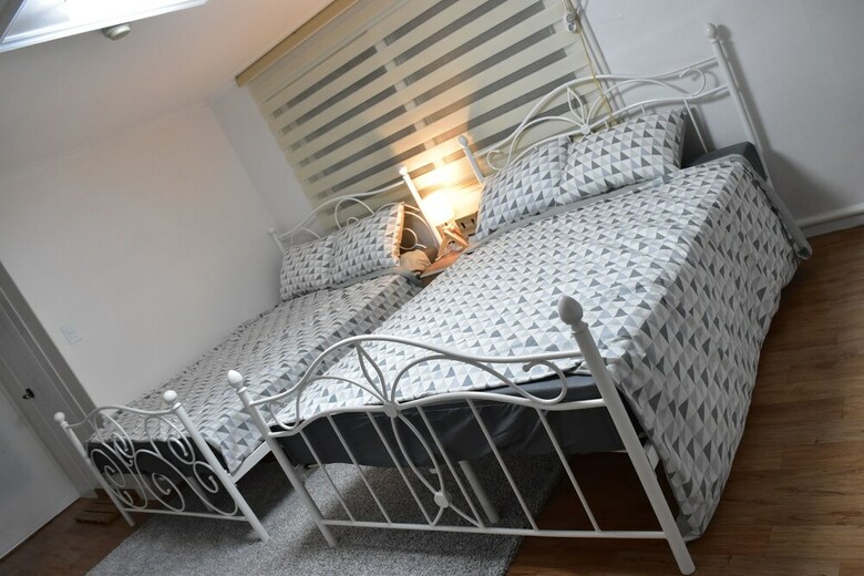 Apartamentos Black White House