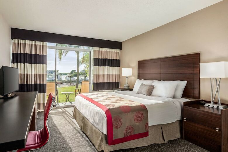 Hotel Ramada By Wyndham Sarasota