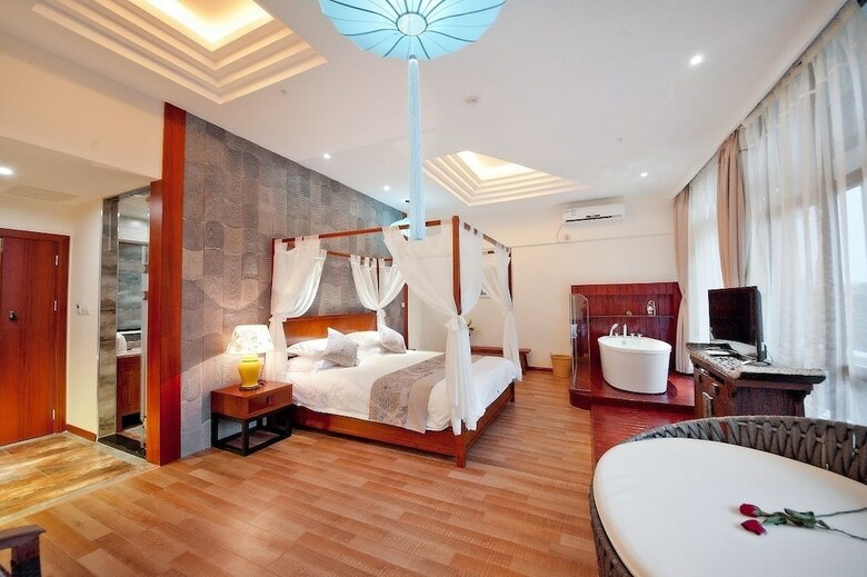 Guilin Crystal Crescent Moon Hotel