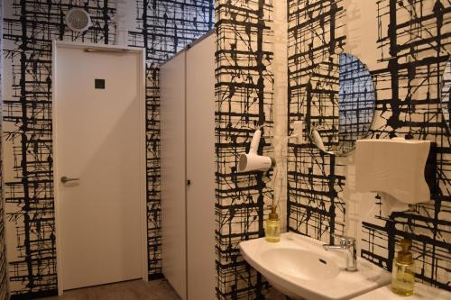 Hostal Hop Step Inn - Hostel